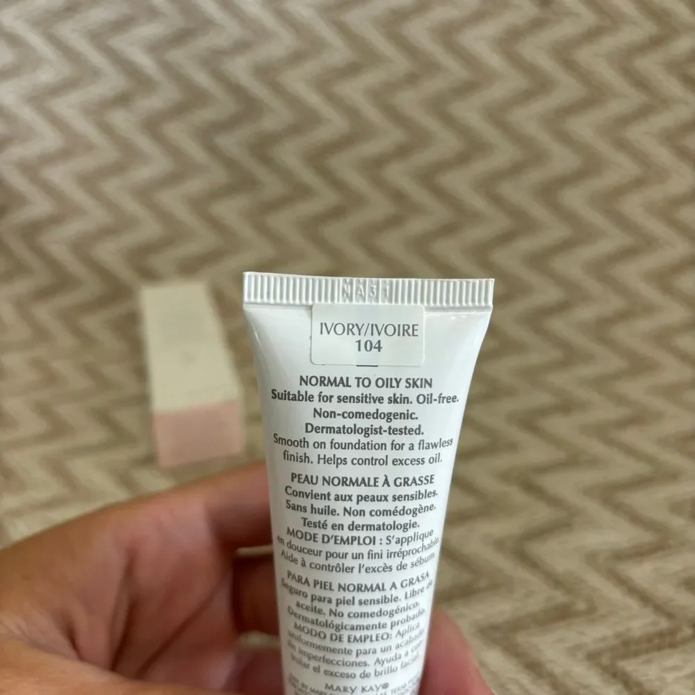 Mary Kay IVORY 104 Medium Coverage Foundation 1 FL OZ Pink Cap Discontinued